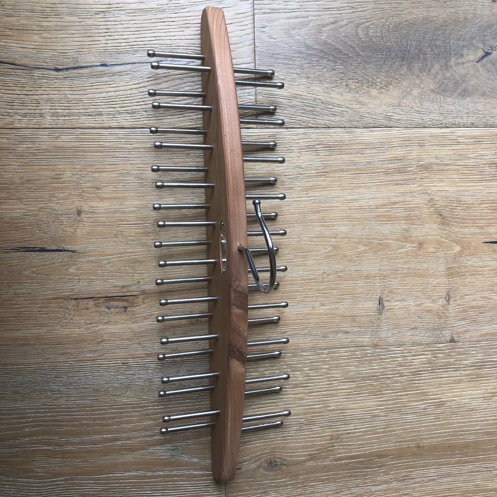 🔥NEW🔥beautiful Cedar Woodlore wooden scarf/tie hanger price firm !